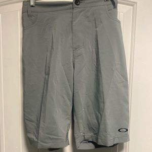 Men’s Oakley shorts size 36 grey new with tags.